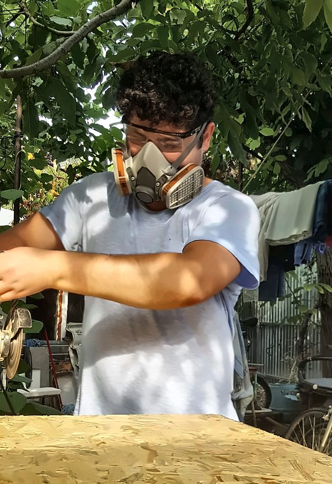 Lucru în atelier, cu mască de protecție